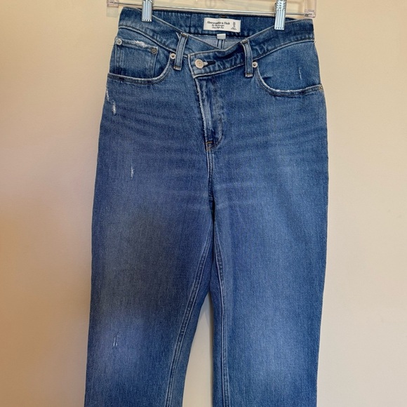Women’s Abercrombie & Fitch Criss Cross 90’s Straight High Rise Jeans - Picture 2 of 9